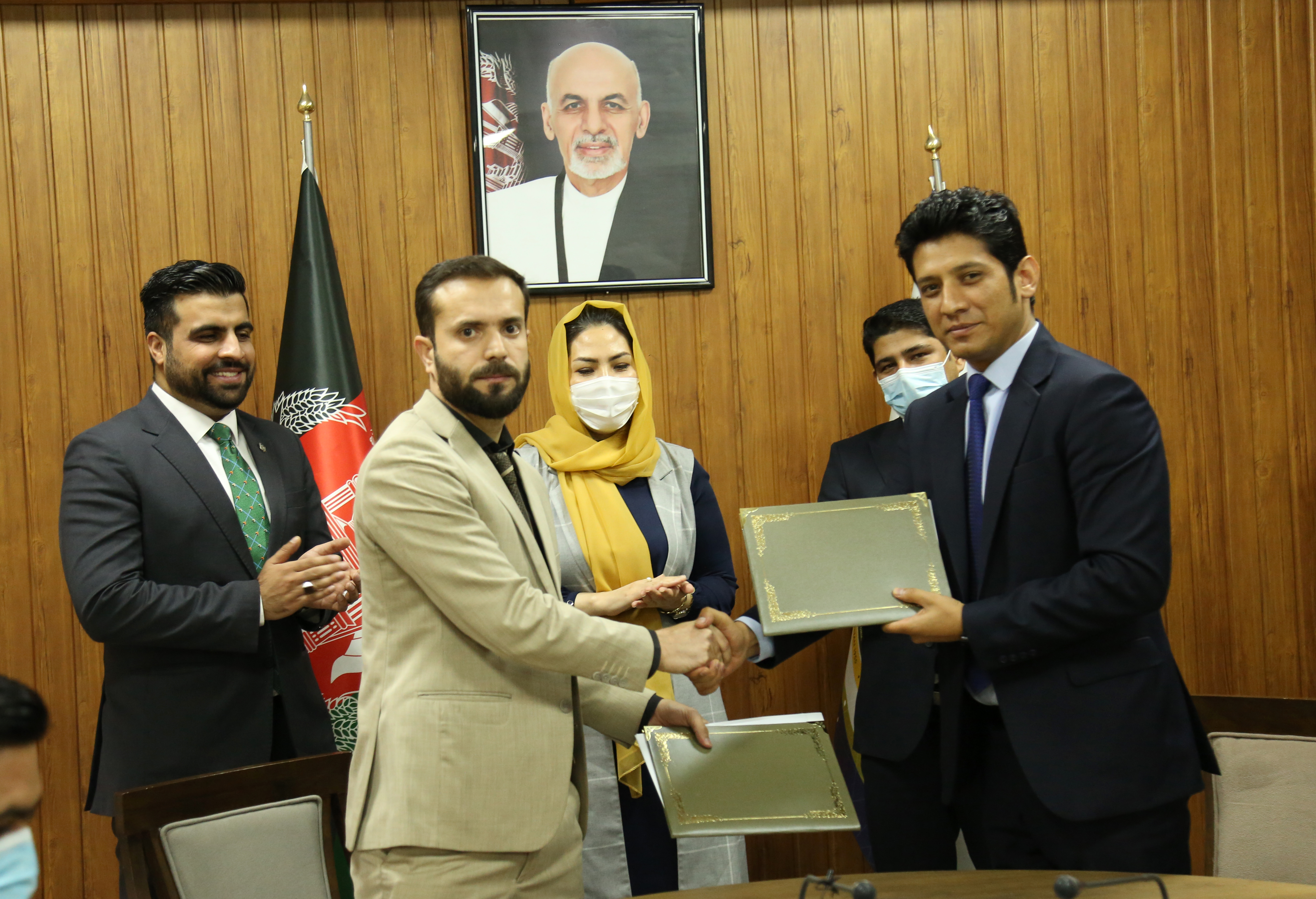 تصاویری امضای تفاهمنامه‌ با شرکت مخابراتی افغان بیسیم و شرکت‌های ISPs