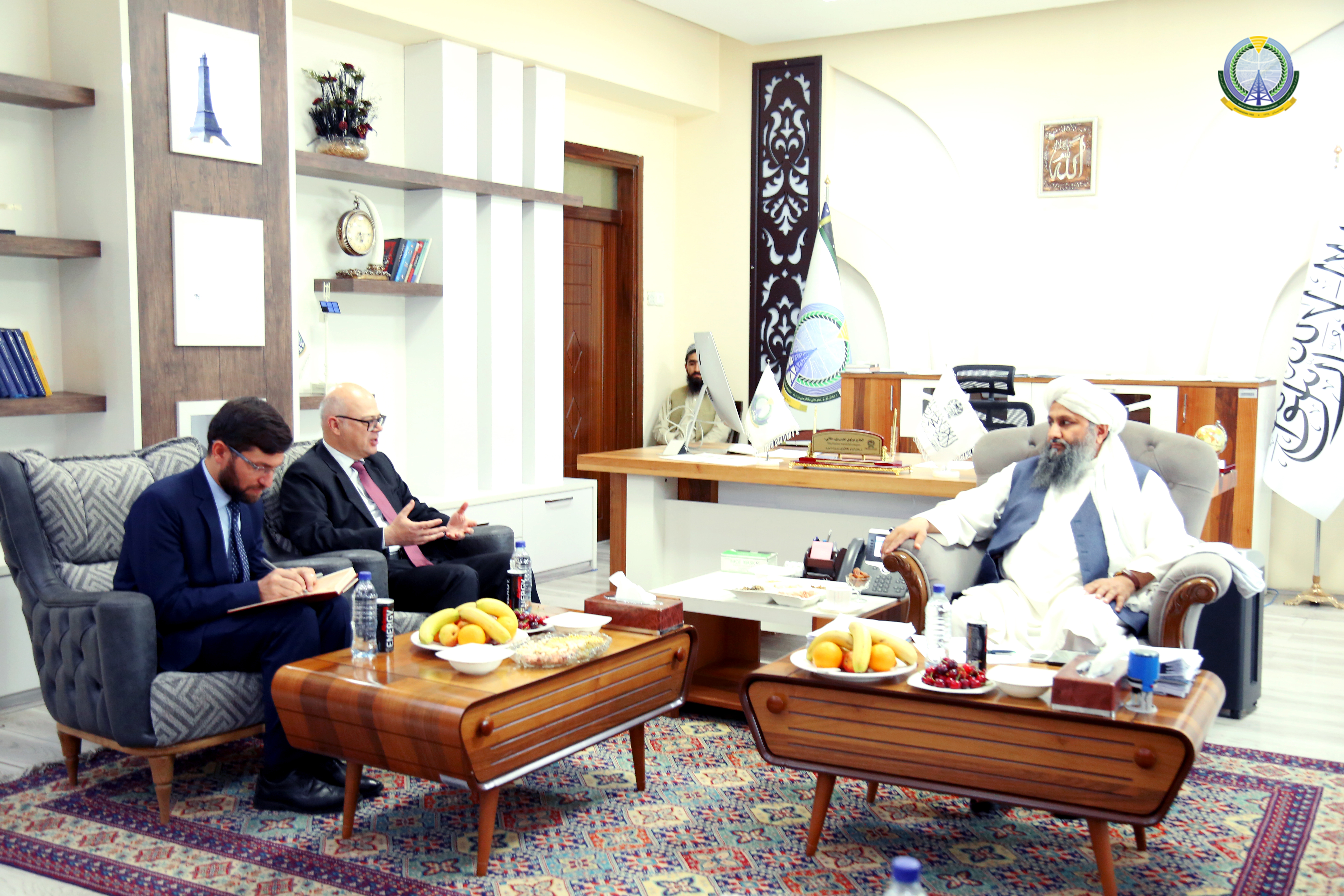 محترم جهاد ارگینای سفیر ترکیه در کابل و هیئت همراهش با مولوی نجیب الله حقانی سرپرست وزارت مخابرات و تکنالوژی معلوماتی در دفتر کاری وی دیدار کردند