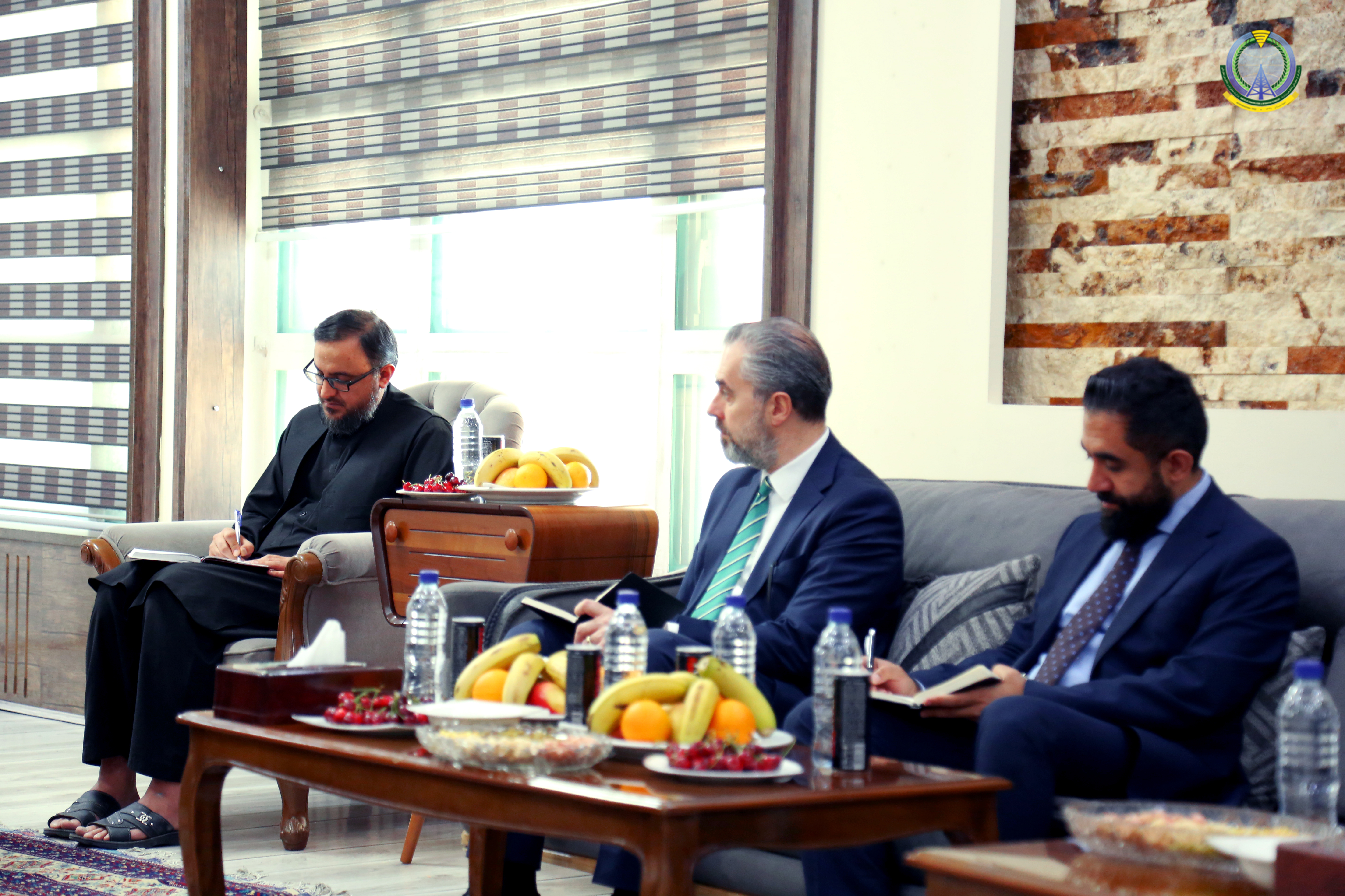 محترم احمد مسعود لطیف‌رای معین تخنیکی و پالیسی (چپ) و هیئت همراه سفیر ترکیه (راست)